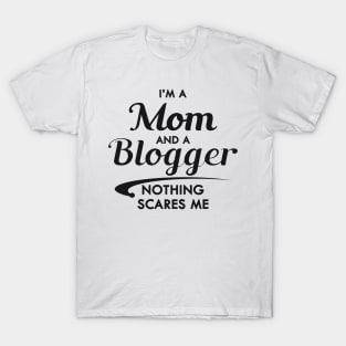 Mom and blogger - I'm a mom and a blogger nothing scares me T-Shirt